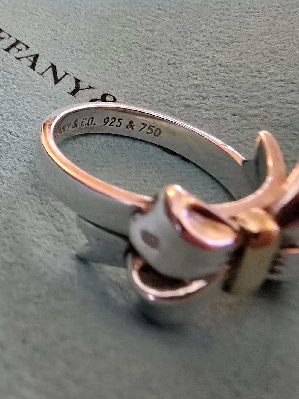 Tiffany & Co. Vintage Bow Ring - Sterling Silver 18k Detail. Size 5 - Picture 7 of 7